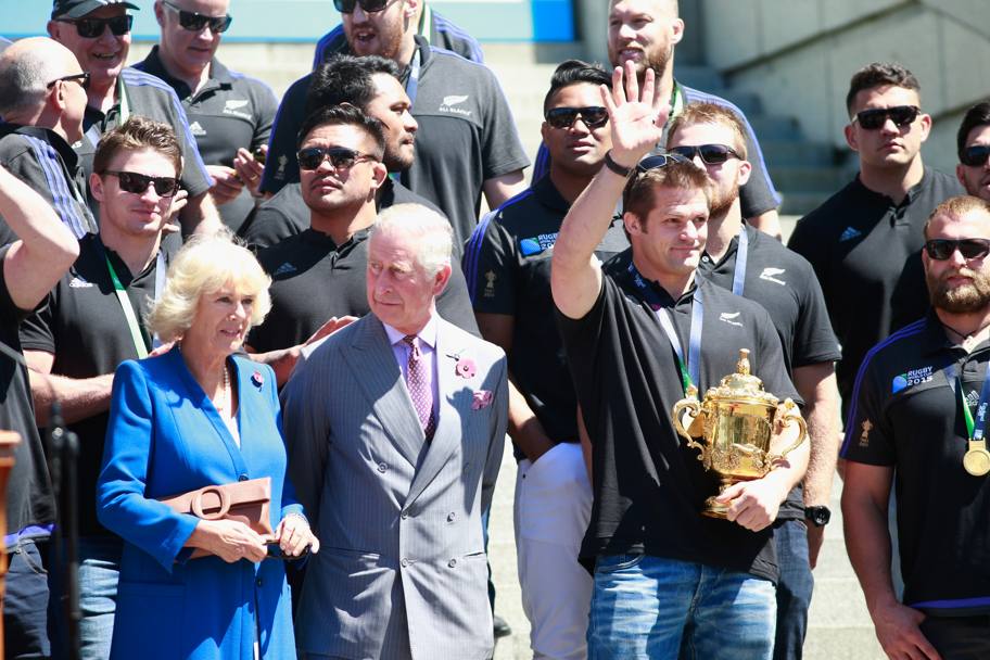 Fuori programma per il principe Carlo e la duchessa Camilla che, durante la visita ufficiale in Nuova Zelanda, hanno rinunciato al giorno di riposo previsto dal programma per congratularsi con gli All Blacks campioni del mondo che avevano appena concluso una parata celebrativa a Wellington